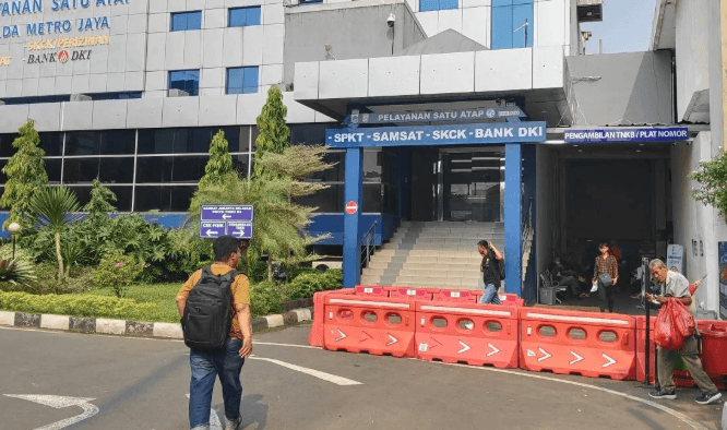 Denny Sumargo Melaporkan Pengacara Farhat Abbas