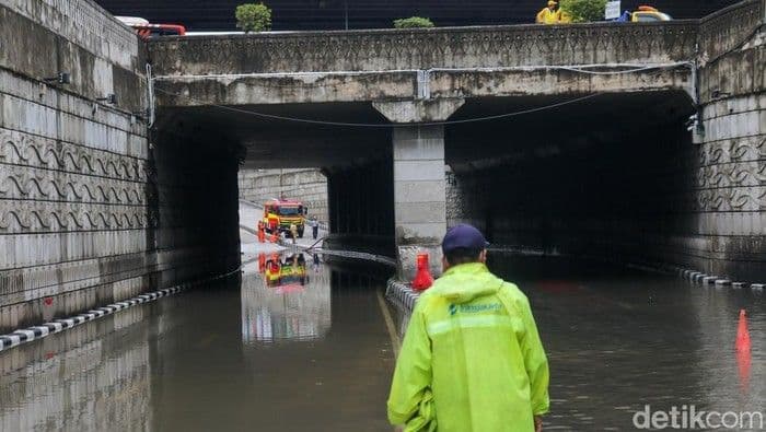 Underpass Mampang Terendam Banjir, Akses Lalu Lintas Ditutup Sementara