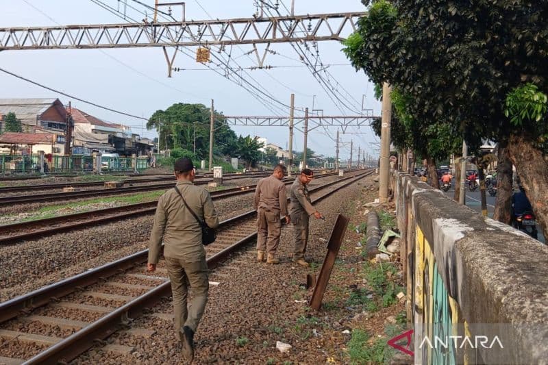 Video Sejoli di Pinggir Rel Jatinegara Viral, Polisi dan Satpol PP Bergerak