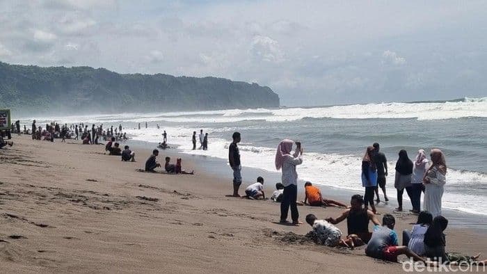 Aksi Pria Larang Wisatawan Berfoto di Parangtritis Viral, Pemkab Bantul Beri Klarifikasi