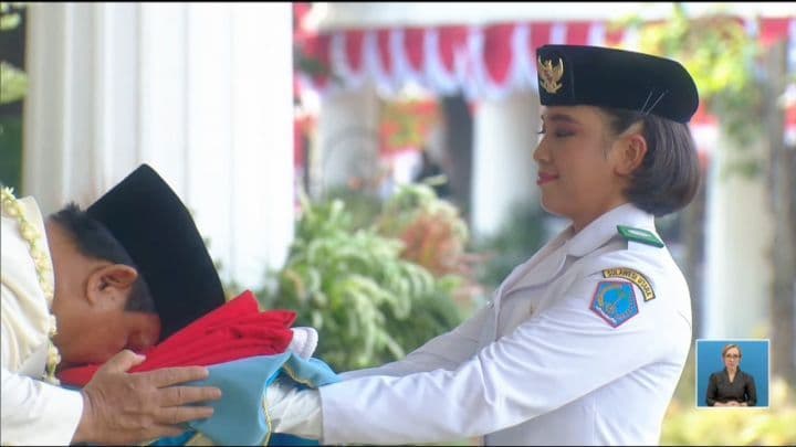 Prabowo Cium Bendera Indonesia, Tunjukkan Rasa Cinta Tanah Air yang Mendalam