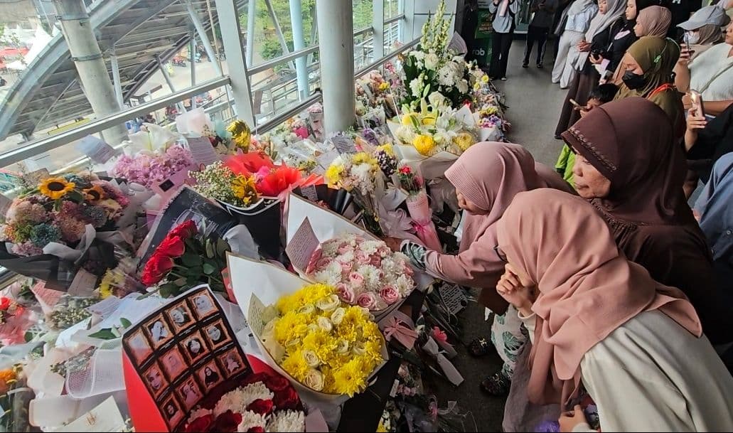 Duka Kecelakaan KRL Bekasi Masih Viral, Karangan Bunga Penuhi Stasiun