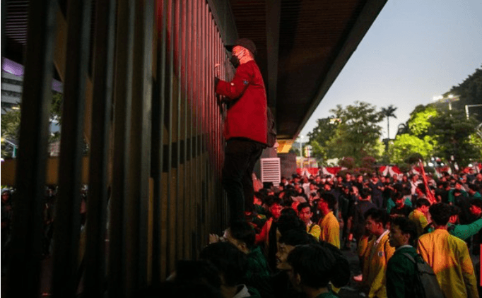 Demo Darurat Indonesia, Ribuan Buruh & Mahasiswa Kepung DPR Hari Ini