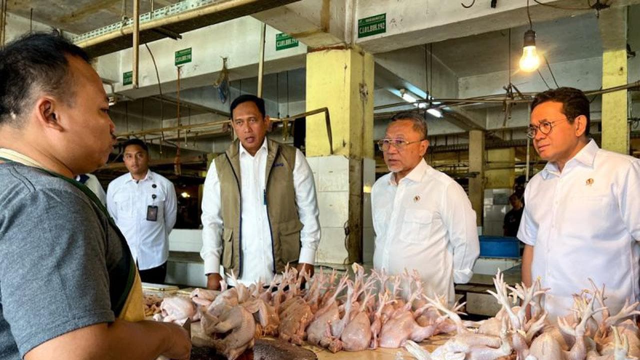 Menko Zulkifli Hasan Sidak Pasar Kramat Jati Jelang Tahun Baru 2026, Harga dan Stok Pangan Aman?