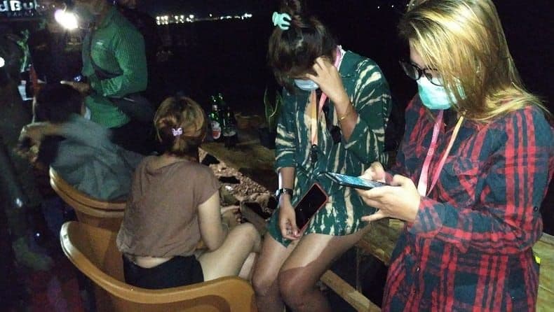 Joget Miras Sang Kades: Mabuk, Musik, dan Malu-Maluin!