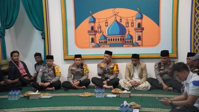 Kapolres Bogor Berbuka Puasa Bersama dan Bagikan Takjil kepada Warga di Pos Gadog
