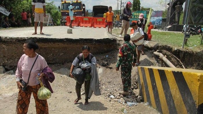 Jembatan Oelmasi Amblas, Jalur Kupang–Atambua Lumpuh Total
