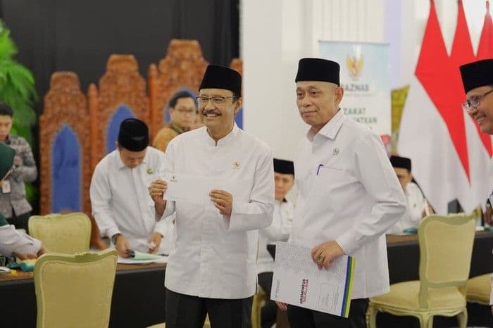 Mensos dan Wamensos Tunaikan Zakat Lewat Baznas di Istana