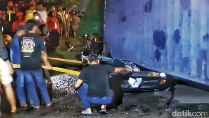 Anak di Pangkuan Ibu Turut Tewas dalam Kecelakaan Truk Timpa Sedan di Karawang