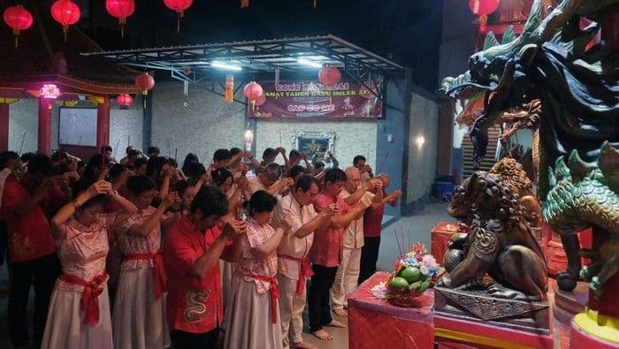 Khidmatnya Sembahyang Imlek di Berbagai Daerah, Umat Khusyuk Berdoa