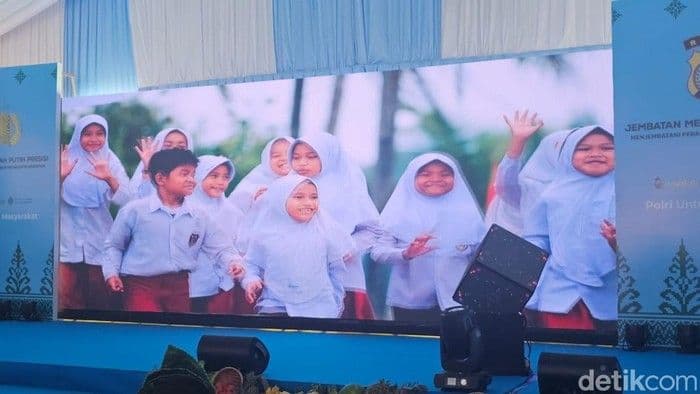 Anak SD di Riau Tersenyum di Jembatan Baru: Ucapkan Terima Kasih ke Prabowo dan Kapolri
